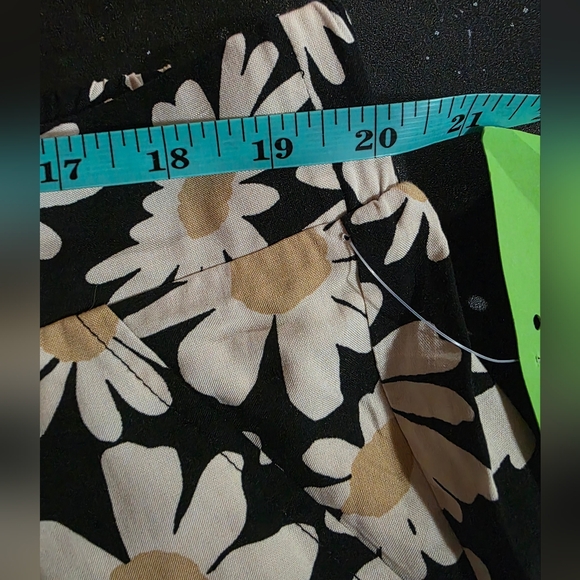 NWOT Floral Pull-On Wide Leg Pant - Picture 6 of 8